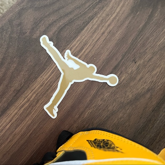 Like New Kids' Jordan 1 Mid PS "University Gold" Sneakers - Picture 6 of 10